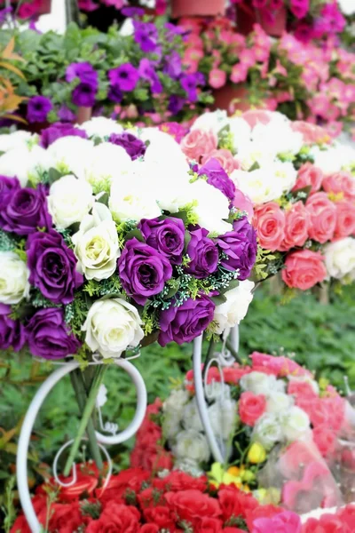 Hermoso de rosa flores artificiales — Foto de Stock