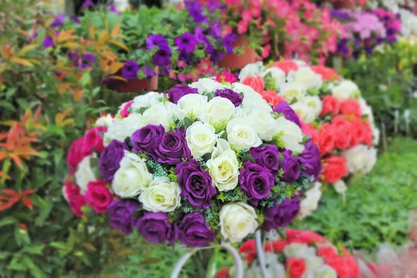 Hermoso de rosa flores artificiales — Foto de Stock