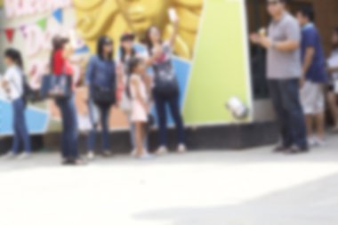 Parkta yürüyen insanların bulanıklığı