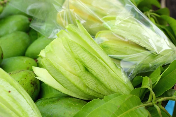 Frische Mango auf dem Markt — Stockfoto