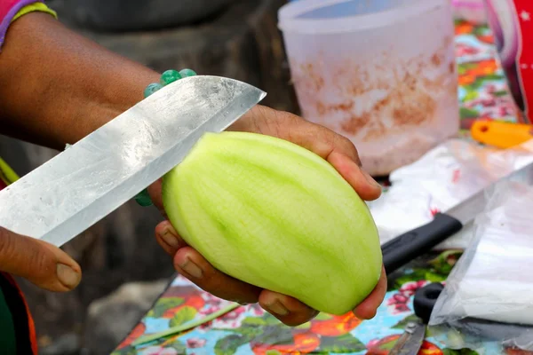 Kadın yapma dilim taze mango — Stok fotoğraf