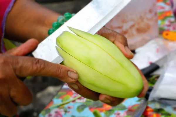 Kadın yapma dilim taze mango — Stok fotoğraf