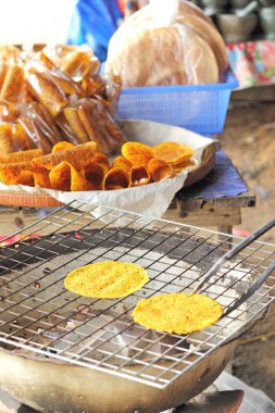 Yapışkan pirinç, ocakta ızgara