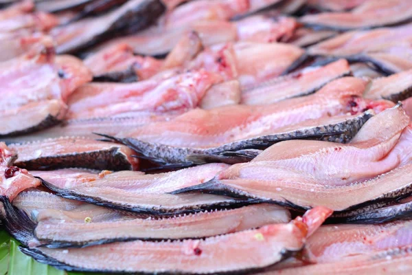 Свежая рыба - на рынке — стоковое фото