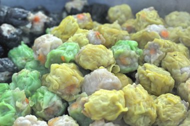 Çin pazarında köfte buğulama