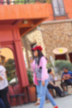 Parkta yürüyen insanların bulanıklığı