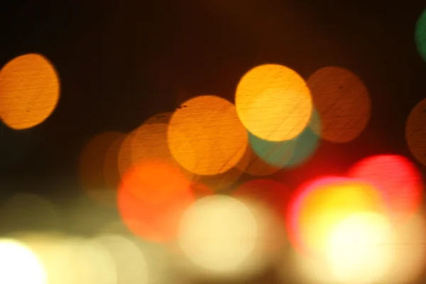 夜の街の車のせいで — ストック写真