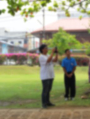 Bulanık erkekler Smartphone kullanarak