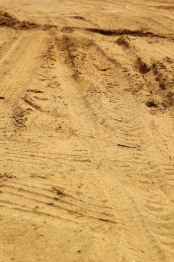 Topraktaki tekerlek izleri.