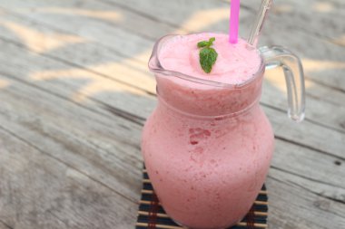 Çilek güler yüzlü soğuk içecekler cam.