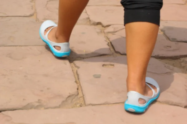 Женские ноги на ходьбе — стоковое фото