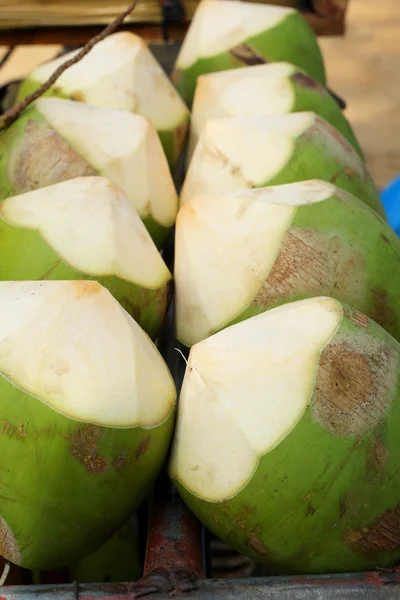 Água de coco fresca é doce para beber — Fotografia de Stock