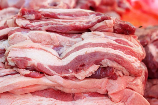 在市场的鲜猪肉 — 图库照片