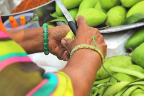 Woman making slices fresh mango — Stock Photo, Image
