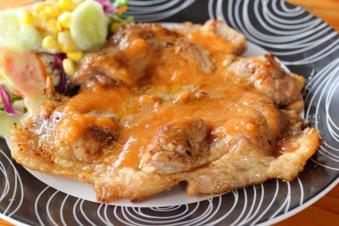 Biftek, patates kızartması bir tabakta sebze salatası ile.