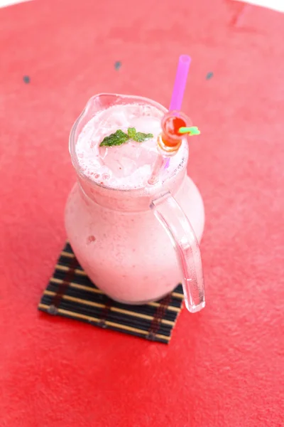 Smoothie de morango bebidas frescas em vidro . — Fotografia de Stock