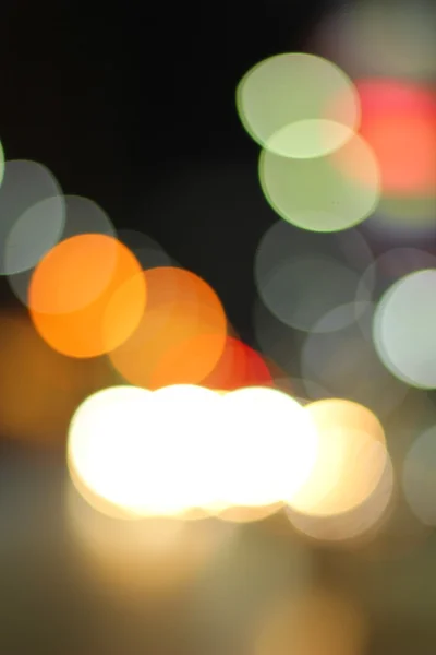 Размытый автомобиль в городе ночью — стоковое фото