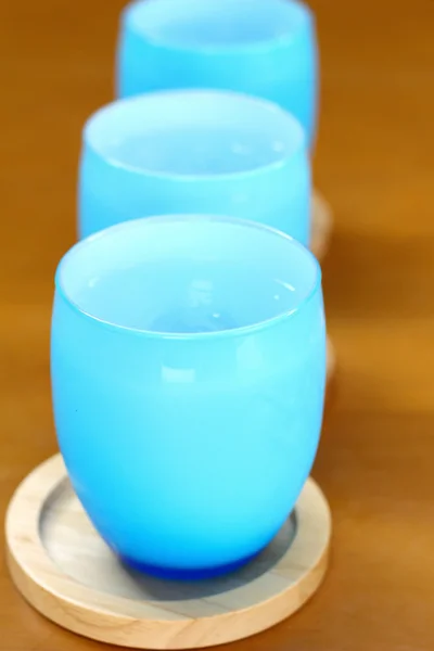 水在桌子上的蓝色玻璃 — 图库照片