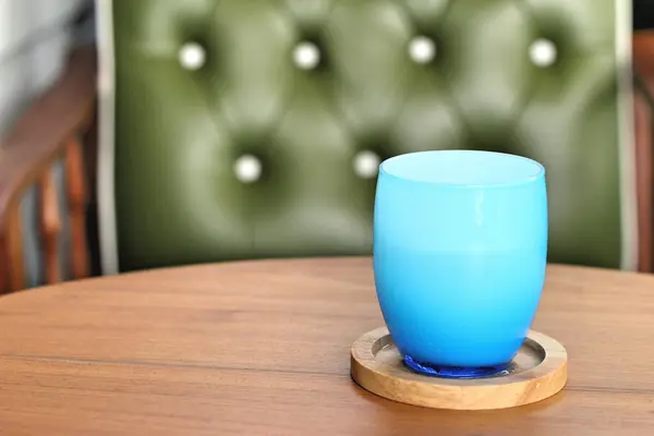 Vidrio azul de agua sobre la mesa —  Fotos de Stock