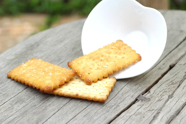 Saporito di cracker sul tavolo di legno — Foto Stock