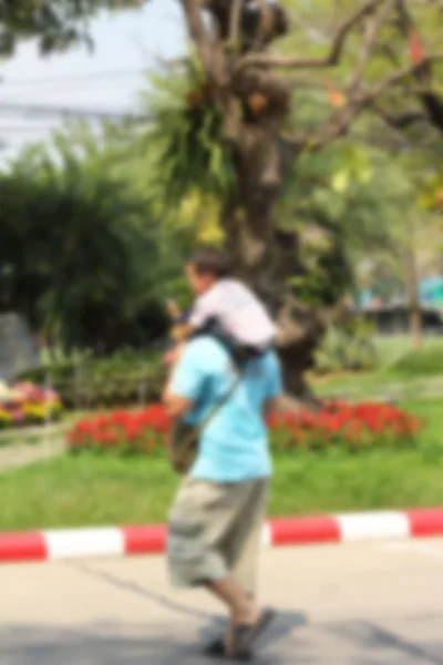 Casal desfocado pai e filho no parque . — Fotografia de Stock