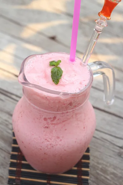 Jordbær smoothie kølige drikkevarer i glas . - Stock-foto