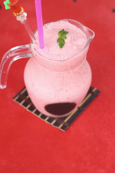 Batido de fresa bebidas frías en vaso . — Foto de Stock