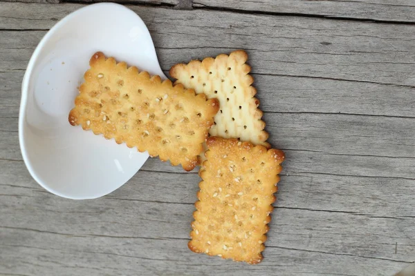 Saporito di cracker sul tavolo di legno — Foto Stock