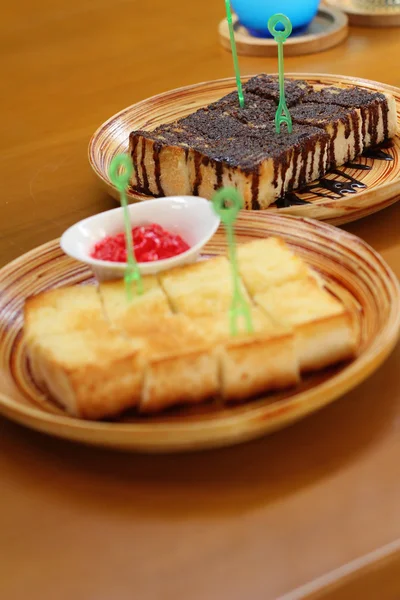 Brot, Butter und Erdbeermarmelade - Brot mit Schokolade belegt. — Stockfoto