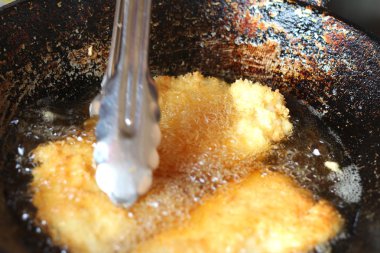 Kızarmış Balık biftek tavada