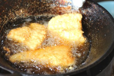 Kızarmış Balık biftek tavada