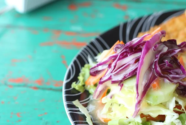 ステーキ皿の上の野菜サラダとフライド ポテト. — ストック写真