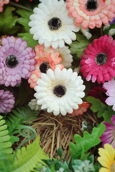 Piękny starodawny gerbera kwiatów sztucznych — Zdjęcie stockowe