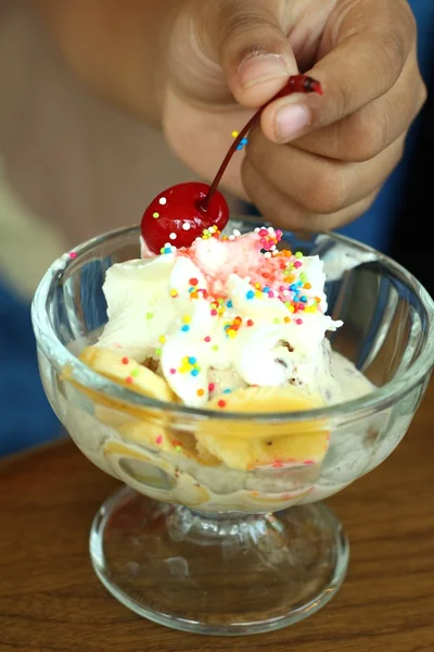 Keverjük össze Ice cream csokoládé eper, banán, cseresznye gyümölcs — Stock Fotó