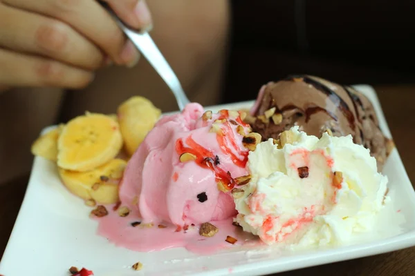 Ice cream blanda choklad jordgubbar och bananer, körsbär frukt — Stockfoto
