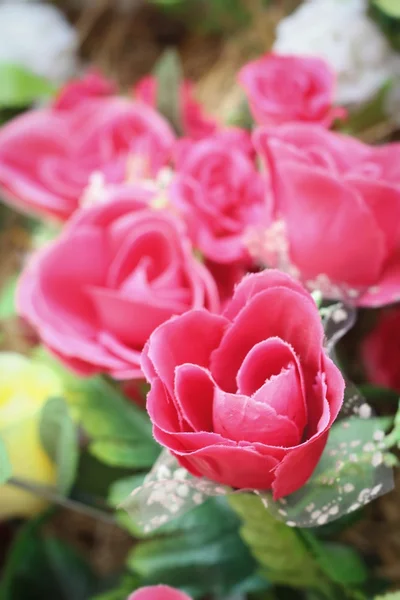 ดอกกุหลาบวินเทจที่สวยงามของดอกไม้ประดิษฐ์ — ภาพถ่ายสต็อก