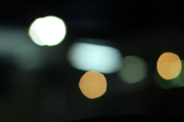 Brouillé de voiture dans la ville la nuit — Photo