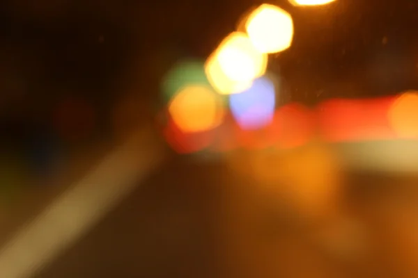 Brouillé de voiture dans la ville la nuit — Photo