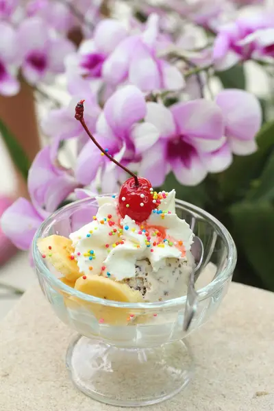 Helado mezclar chocolate fresa y plátano, fruta de cereza —  Fotos de Stock