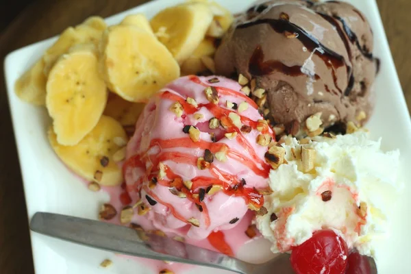 Mistura de sorvete morango de chocolate e banana, cereja — Fotografia de Stock