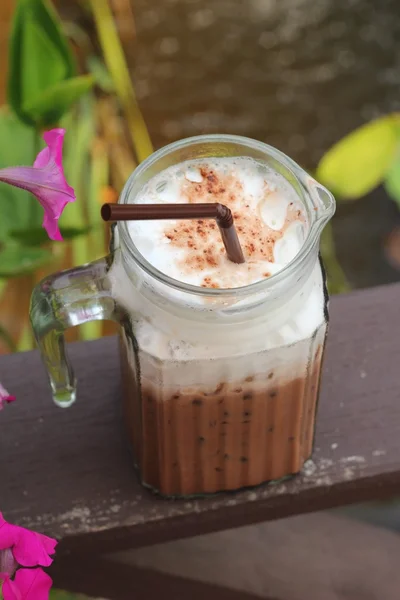 Ijs chocolade en melk in glas — Stockfoto