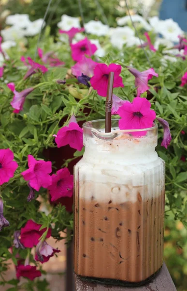 Ijs chocolade en melk in glas — Stockfoto