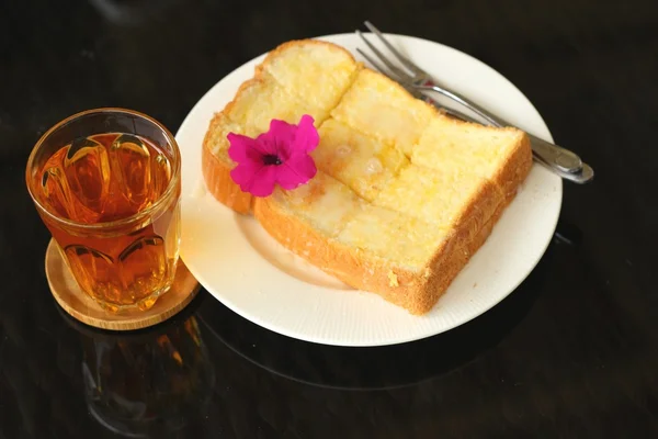 Chléb, máslo, zakončena mléko chutná a čaje — Stock fotografie