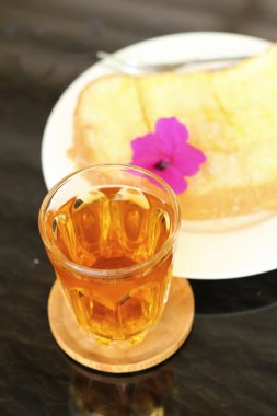 Ekmek, tereyağı, süt lezzetli ile tepesinde ve çay