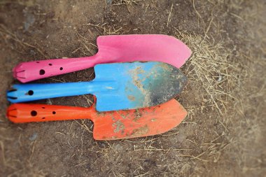 Kürek ve Bahçe toprak zemin üzerine için çatal