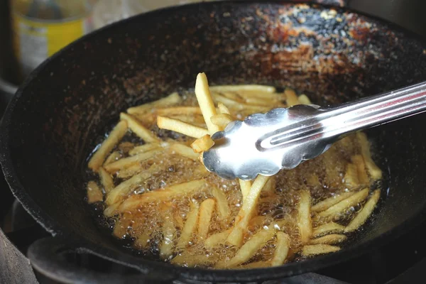 Французька картопля в каструлю — стокове фото
