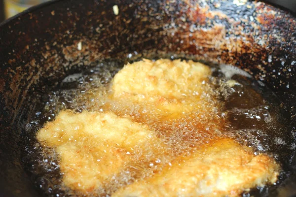 Смажені рибні стейки на сковороді — стокове фото