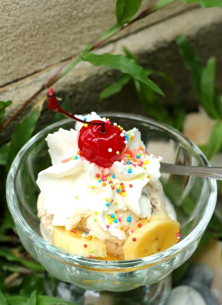 Helado mezclar chocolate fresa y plátano, fruta de cereza — Foto de Stock