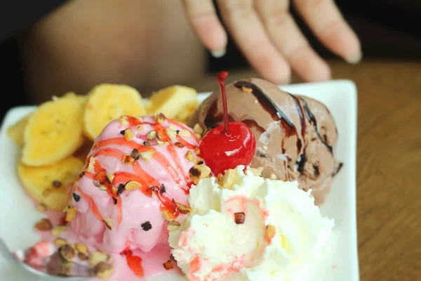 Keverjük össze Ice cream csokoládé eper, banán, cseresznye gyümölcs — Stock Fotó