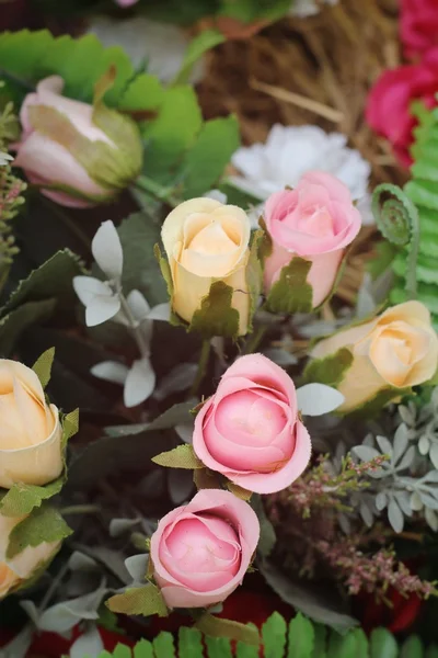 Hermosas rosas vintage de flores artificiales —  Fotos de Stock